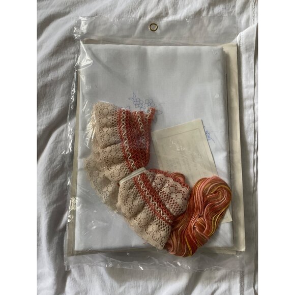 Victorian Rose Needlecraft Pillowcases Kit Complete Open Package - Picture 4 of 16